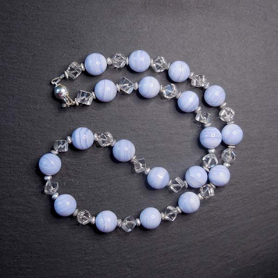 Bergkristallkette mit Chalcedon und Silber
